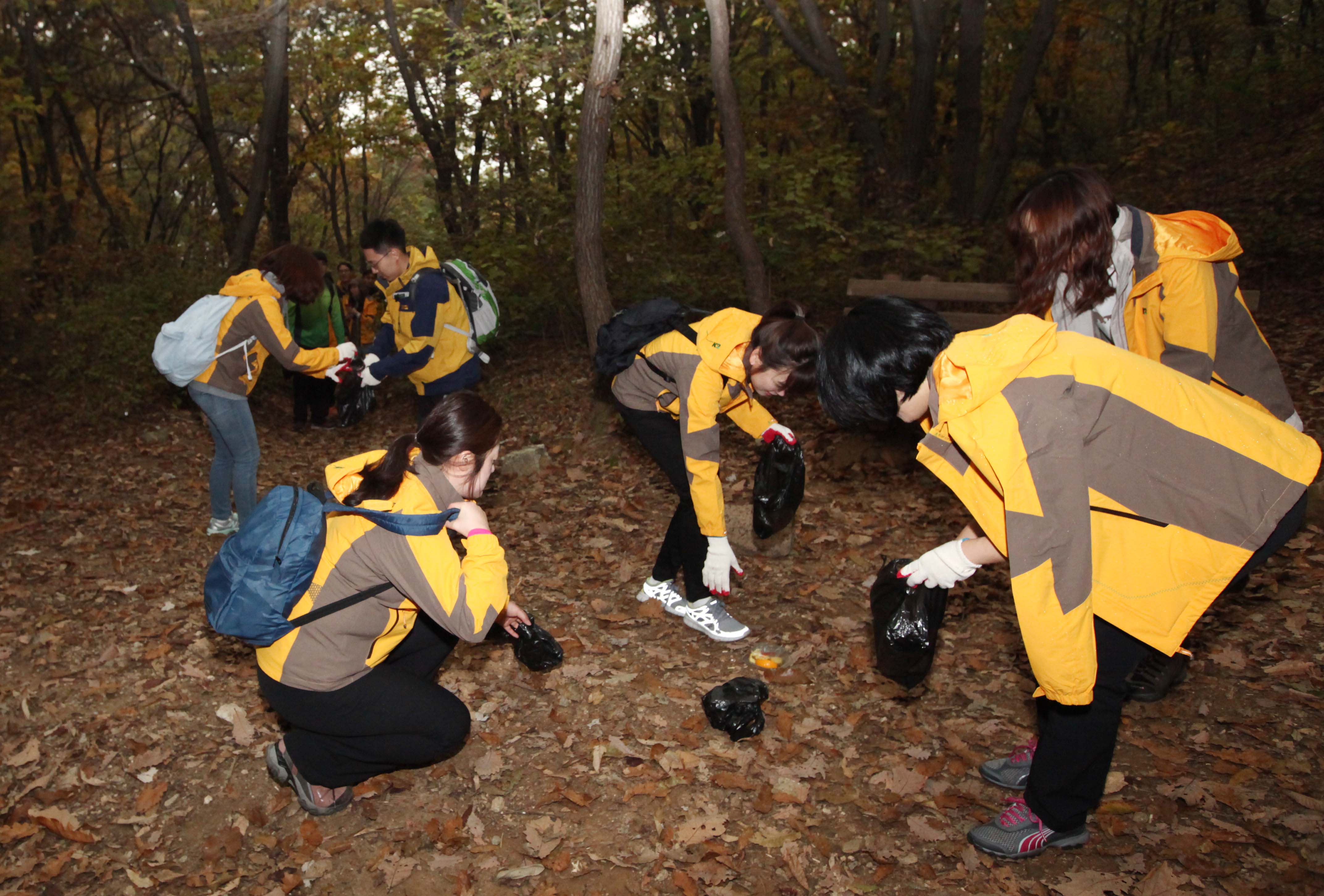 ▲ 한국암웨이 임직원들이 청계산 등산로 주변 쓰레기를 수거하고 있다. 