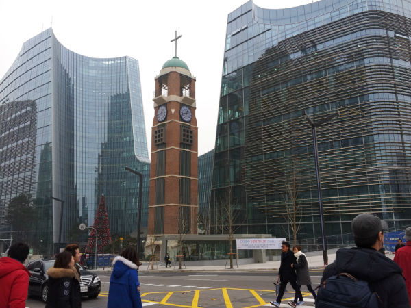 서울 서초역 4거리, 대법원 맞은편에 들어선 사랑의 교회는 초대형 2개동으로 이뤄졌다.