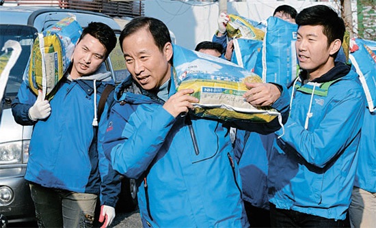 ▲ 뉴스킨코리아는 유병석(가운데) 대표가 직접 참여해 서울 관악구 지역 저스득층 가구에 사랑미를 전달했다. [사진제공=뉴스킨코리아]