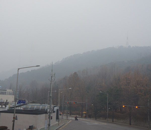 ▲ 5일 오후 4시 50분께 바라본 서울 남산 모습으로 N서울타워(옛 남산타워)가 보이지 않는다.
