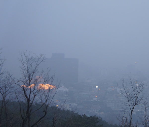 ▲ 5일 오후 5시 10분께 N서울타워 아래 전망대에서 내려다 본 서울은 숨이 막힐 지경이다.