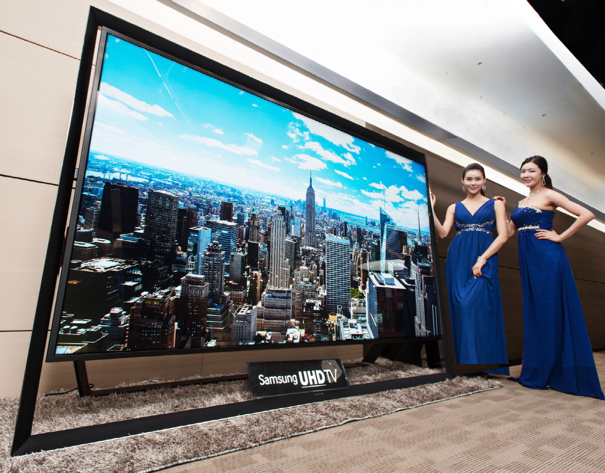 ▲ 삼성전자가 글로벌 출시한 세계 최대 110형 UHD TV를 모델들이 소개하고 있다. (사진제공: 삼성전자)