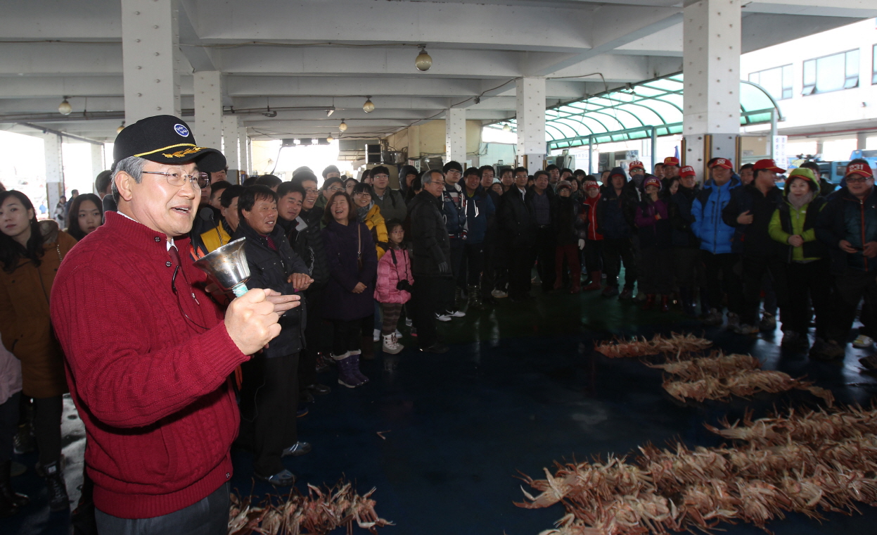 ▲ 지난 4일 박승호 포항시장이 구룡포 대게 경매에 참여했다.