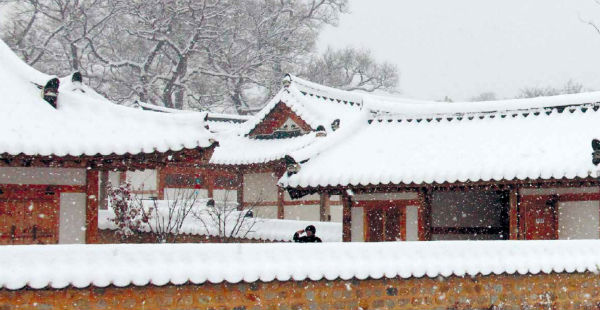 ▲ 눈 덮힌 교촌한옥마을의 고즈넉한 겨울 풍경.