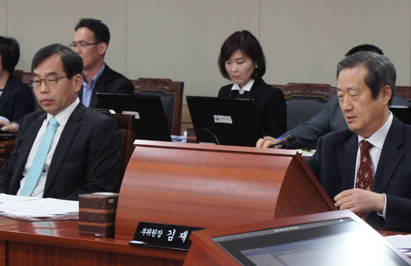▲ 방송통신위원회 김재홍 부위원장(오른쪽)과 이기주 상임위원은 24일 이임식에 앞서 열린 제16차 회의에 참석했다.