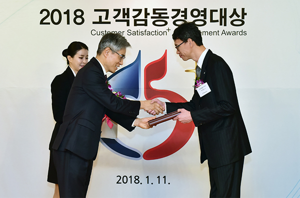 ▲ 한국허벌라이프 박영완 이사(오른쪽)가 11일 열린 2018 고객감동경영대상 시상식에서 대상을 받는 모습.