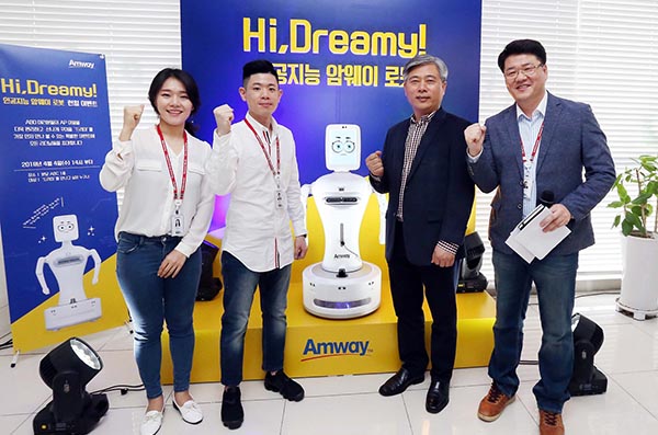 ▲ 한국암웨이 김장환 대표(오른쪽 2번째)가 4일 열린 인공지능 로봇 런칭 이벤트에 참석해 직원들과 포즈를 취하는 모습.