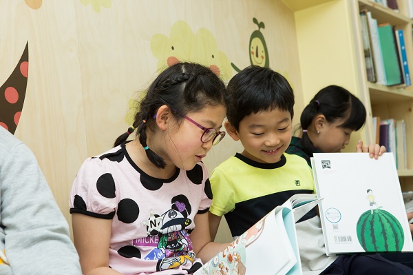 ▲ 전남 구례 간문초등학교 학생들이 제21호 뉴스킨 희망 도서관에서 친구들과 독서하고 있다.