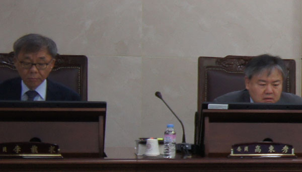 ▲ 이재구·고동수(왼쪽부터) 비상임위원이 지난 2016년 6월 22일 이동통신 3사의 동의의결 건을 심의한 전원회의에 참석한 모습.