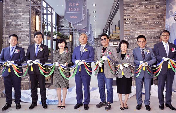 ▲ 한국암웨이는 6일 김장환 대표(왼쪽에서 4번째) 등이 참석한 가운데 광주 암웨이비즈니스센터 확장 이전 오픈식을 가졌다.