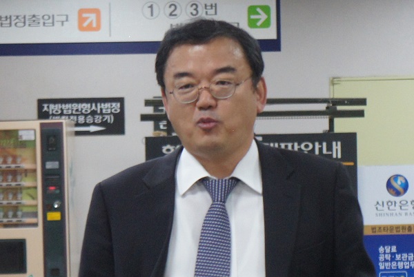 ▲ 지철호 공정위 부위원장이 18일 재판을 받기 위해 서울중앙지법 법정으로 출석하는 모습.