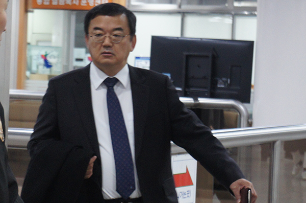 ▲ 지철호 부위원장이 지난 1월 31일 열린 1심 선고공판에 출석하기 위해 서울중앙지방법원 법정으로 가는 모습. 공직자윤리법 위반 혐의로 기소된 지 부위원장은 이날 무죄 판결을 받았다.