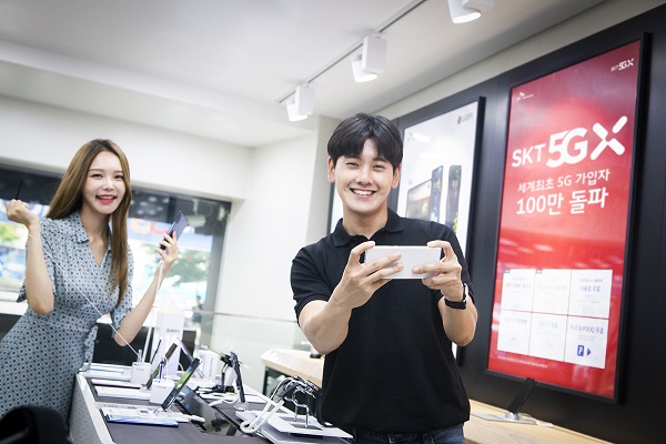 ▲ SK텔레콤 모델들이 서울 명동에 위치한 대리점에서 ‘갤럭시 노트10’으로 5G 서비스를 사용하고 있다.