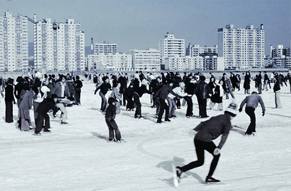 ▲ 1950~1970년대 한강 중지도 부근은 겨울이면 스케이트와 썰매를 타러 온 사람들로 붐볐다. [사진제공=서울시]