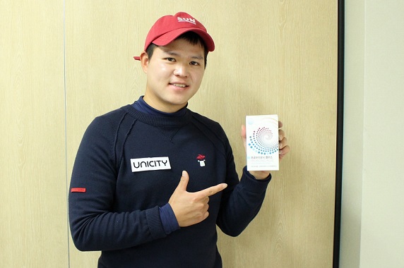 ▲ KPGA 골퍼 전준형 선수가 유니시티 제품 ‘프로바이오닉 플러스’와 함께 포즈를 취하고 있다.