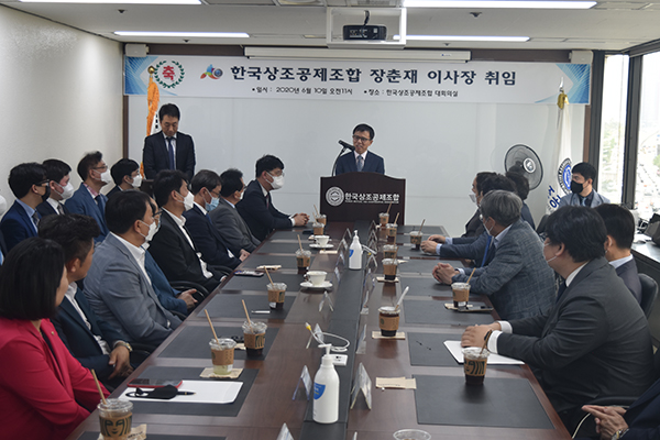 ▲ 장춘재 한국상조공제조합 새 이사장이 10일 조합 대회의실에서 취임식을 가지고 본격 업무를 시작했다.