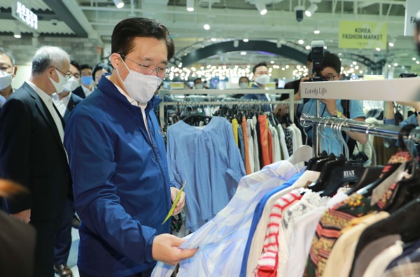 ▲ 성윤모 장관이 패션마켓 행사장을 둘러보는 모습. [사진제공=산업통상자원부]