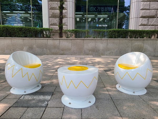 ▲ 서울 강남 테헤란로에 설치 된 달걀 모양의 ‘오보덤 벤치’