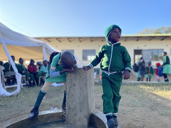 ▲ 피엠인터내셔널이 후원해 짐바브웨 학교에 설치된 식수대에서 학생이 물을 마시고 있다.