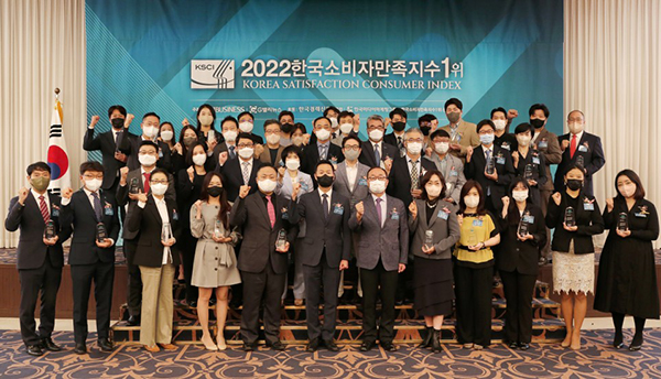 ▲ 2022 한국소비자만족지수 1위에 올라 수상한 기업 관계자들이 기념촬영하는 모습.[사진제공=프리드라이프]