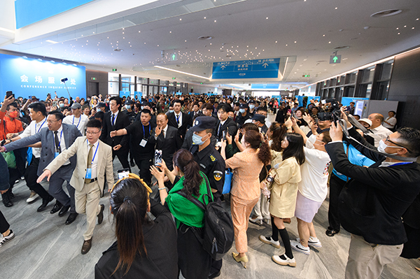 중국에서 처음 열린 애터미 석세스 아카데미 행사장에 입장하는 애터미 박한길 회장을 중국 회원들이 열렬히 환영했다. 