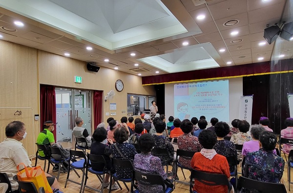 지난 8월 22일 서울 중랑구 용마경로복지센터에서 특판조합 관계자가 어르신을 대상으로 불법 피라미드 피해 예방 교육을 실시했다. 