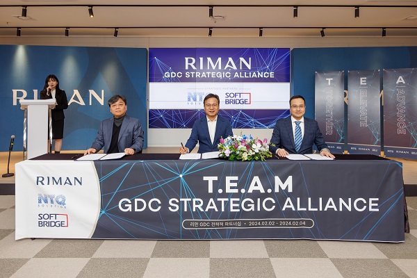 리만코리아가 글로벌 IT 솔루션 기업 ‘NTQ’ 및 ‘소프트브릿지와 함께 GDC 구축 계약을 체결했다. 사진왼쪽부터 소프트브릿지 낭하석 대표(CEO), 리만코리아 김경중 대표이사, NTQ Pham Thai Son 대표(CEO).