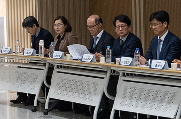 정희은 기업거래결합심사국장(왼쪽 2번째)이 지난 27일 한국공정거래조정원에서 열린 공정거래정책자문단 자문회의에 참석한 모습.