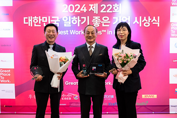 박한길 애터미 회장(가운데)은 4년 연속 ‘대한민국에서 가장 존경받는 CEO’에 선정됐다. 권석균 CSO(왼쪽)은 ‘혁신 리더’, 이은영 CPO는 ‘자랑스런 워킹맘’이 됐다.
